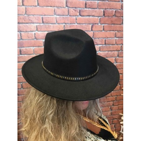 Chapeau noir à clous